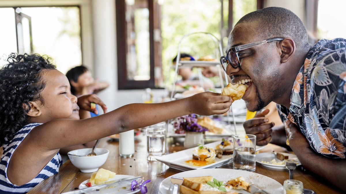 OscilloUSA's tweet photo. Problem: Travel leads to poor eating habits. Solution: Make it a priority to maintain good eating habits as much as possible. ~ @KenRedcrossMD https://t.co/oV1p9bGCpo #TravelHacks #FluTips https://t.co/hcdZqBS5DY
