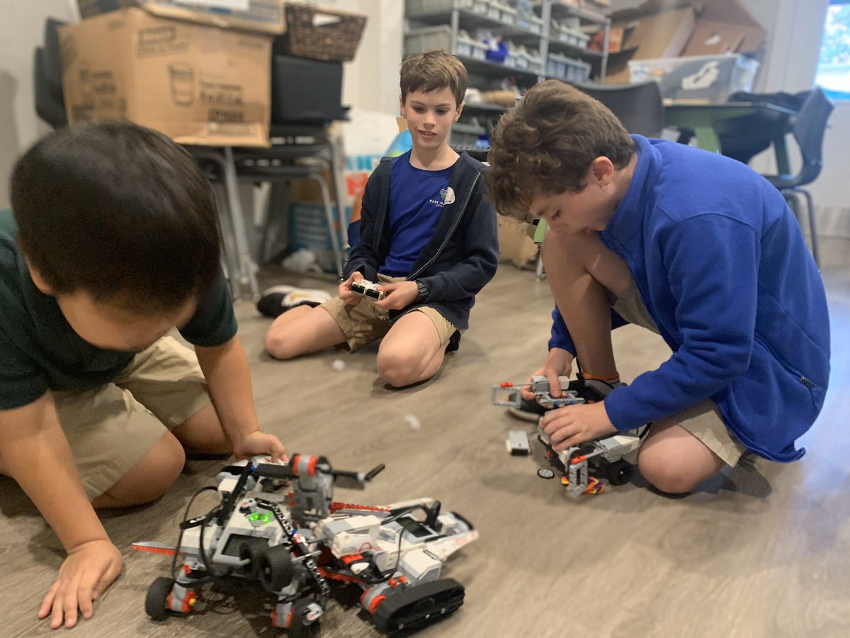 JoubertAndres's tweet image. Robot battles are always fun! Prototypes are made, parts are lost in battle, designs are changed, more battles, more changes... it’s a cycle as each robot tries to gain dominance on the way up to the top! #LegoMindstorms #BattleRobots

#LearnPM #ParkMaitland51 #ParkMaitlandSchool