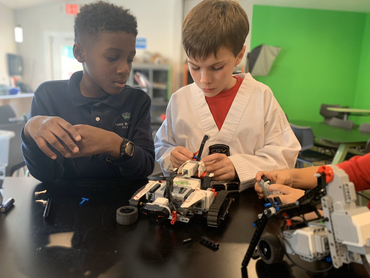 JoubertAndres's tweet image. Robot battles are always fun! Prototypes are made, parts are lost in battle, designs are changed, more battles, more changes... it’s a cycle as each robot tries to gain dominance on the way up to the top! #LegoMindstorms #BattleRobots

#LearnPM #ParkMaitland51 #ParkMaitlandSchool