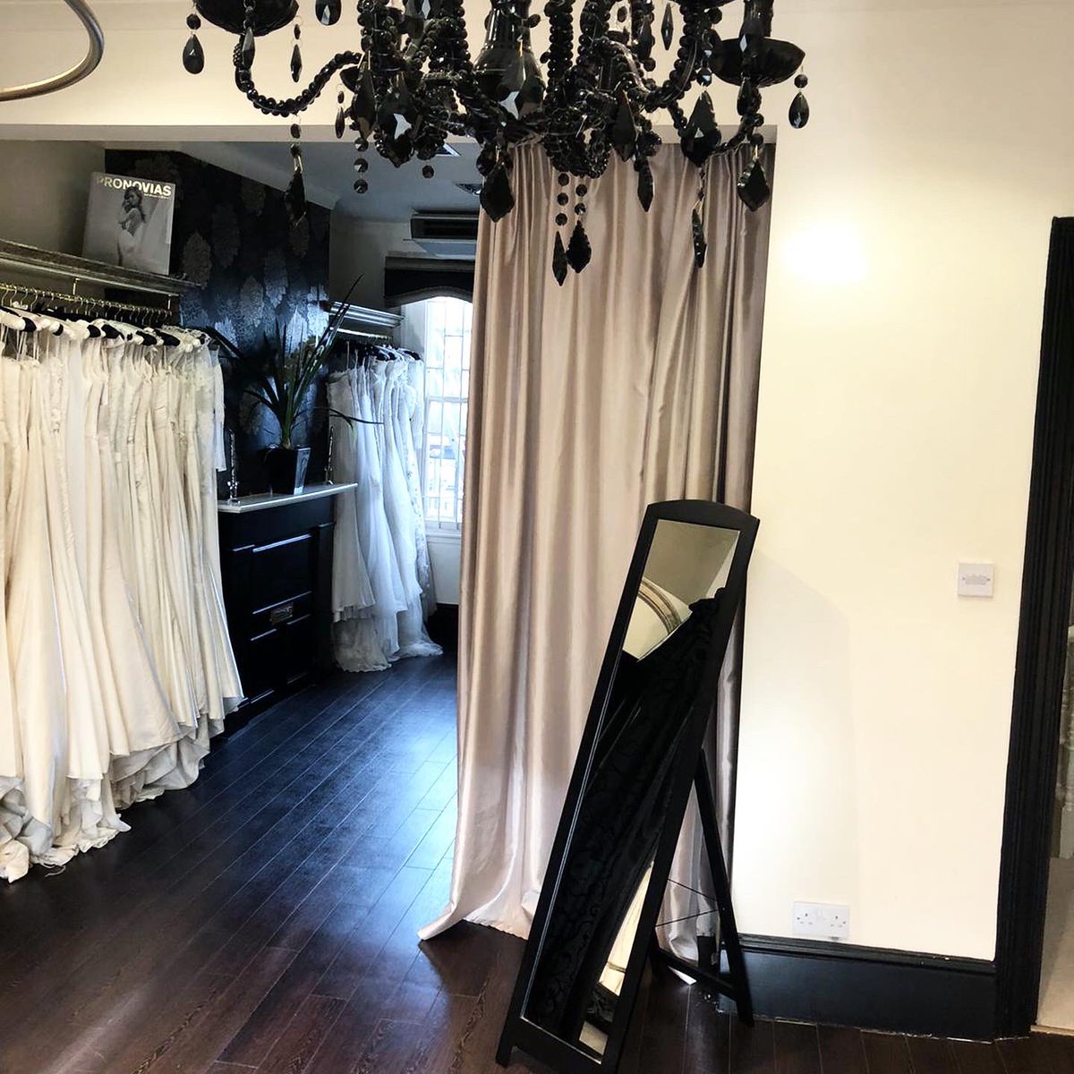 ✨White Room✨| Discover ‘the one’ from our sensational selection of discounted wedding dresses in our beautiful white room upstairs in our Wimbledon boutique. We offer a vast selection of stunning designs. For more details or to book an appointment, call us on: 020 8971 2000 👰🏼