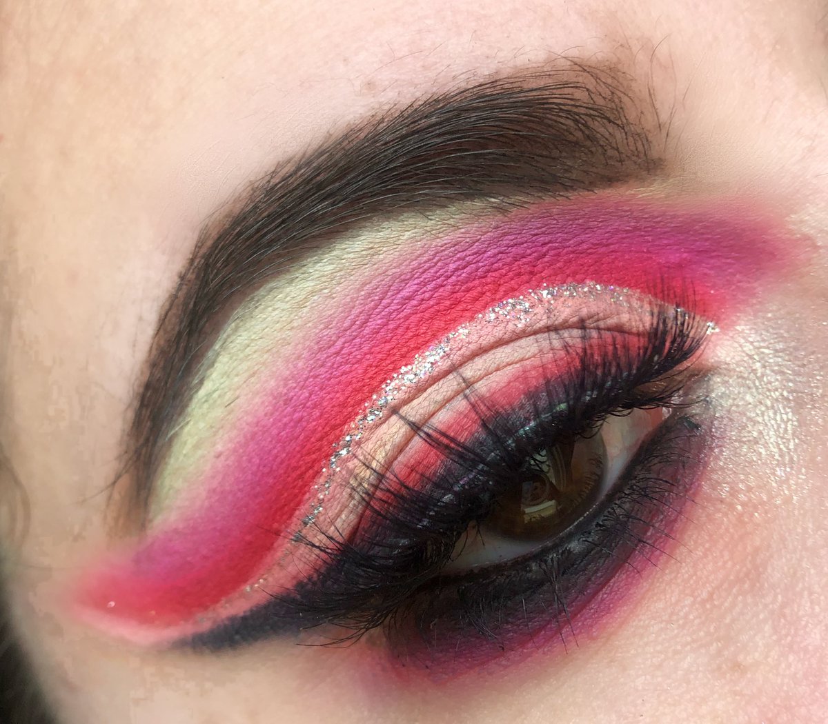 looksbybrea's tweet photo. Man my last look flopped, here’s another Valentine’s Day look 🥺💖

@MorpheBrushes x @jamescharles artistry palette 
@bhcosmetics take me back to brazil palette 
@Bella_NdCo glitter liner 
@MakeupRVLTN brow wand 
@BenefitBeauty gimme brow gel https://t.co/aqz5KcysTF