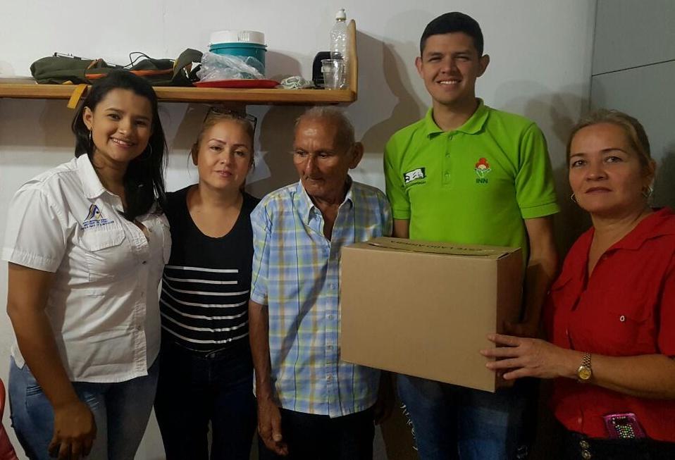 YolimarPSUV's tweet photo. Entregamos mercados para ayudar en la nutrición de las personas vulnerables del municipio #Libertador por parte del @INN_Ve @NicolasMaduro @FreddyBernal @NellyverLugo #YolimarSiTrabaja https://t.co/BkOU6k4WfF
