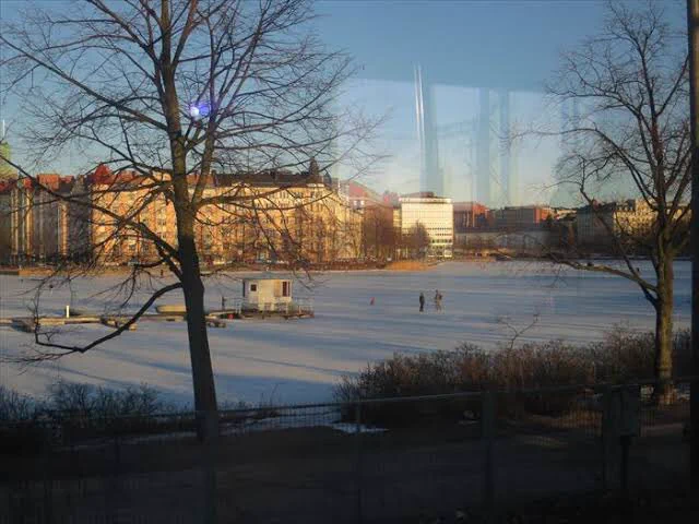 @Brayden_ft2076 冬の寒い日は、氷点下40℃になります。
海すら凍って、人が歩ける程の氷の厚さになりますが、それでもよければどうぞ。 