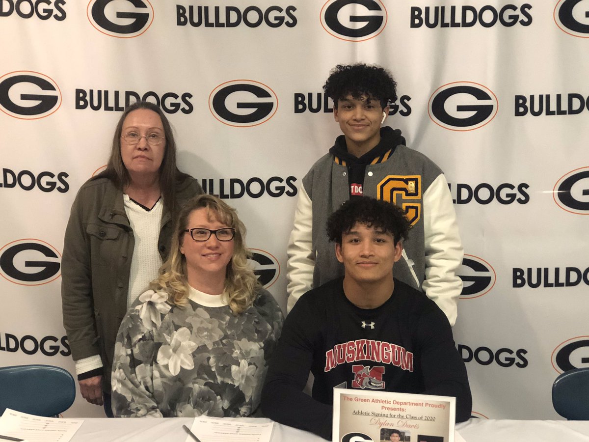 Green_Bulldogs's tweet photo. Congratulations to @dddavis27 for committing to play football at Muskingum University and pursue a Business degree. #BulldogProud #2020SigningDay https://t.co/BuwCs4h4eo