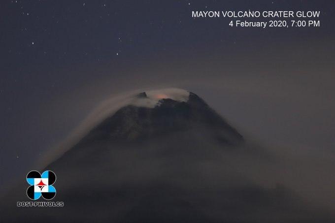 Sagisagph's tweet image. As of February 5, Mayon Volcano shows crater glow. Photos are taken from a summit in Legazpi City at 7PM.

Source: DOST-PHIVOLCS

#SagisagPH #MayonVolcano #AlertLevel2 #craterglow