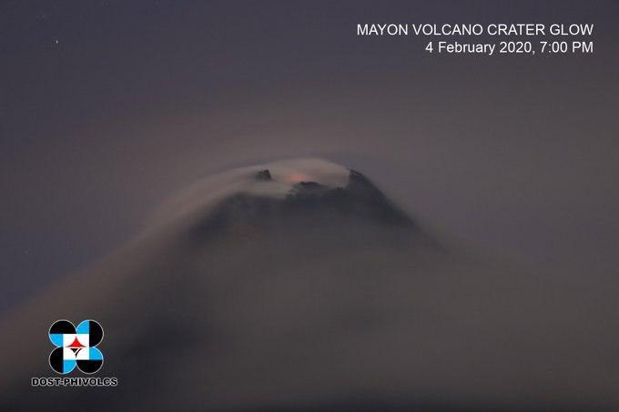 Sagisagph's tweet image. As of February 5, Mayon Volcano shows crater glow. Photos are taken from a summit in Legazpi City at 7PM.

Source: DOST-PHIVOLCS

#SagisagPH #MayonVolcano #AlertLevel2 #craterglow