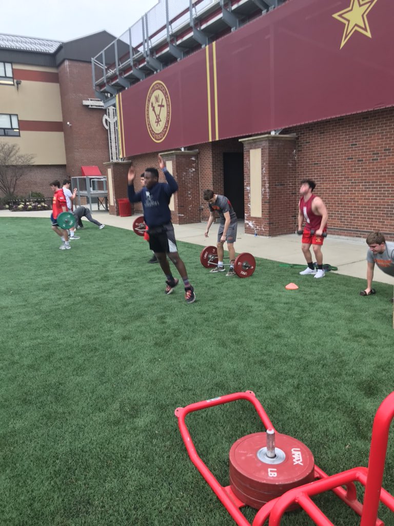 Chaminade_FB's tweet photo. Thanks to the leadership of Parker Warentz and Blaise Takvor, FLYER FOOTBALL players change it up with over twenty players attacking a tough CrossFit challenge! #FLYERFOOTBALL, #CHAMINADEARMY https://t.co/FAPPztqWbC