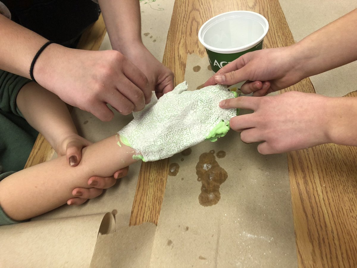 Atelier en maquillage d’effets spéciaux avec mes élèves du #PSA arts visuels 9e année de <a href="/arts_bd/">BdArts</a> de <a href="/BdDesloges/">École secondaire catholique Béatrice-Desloges</a> . Étape 1: moulage. #BDfier #arts #sfx