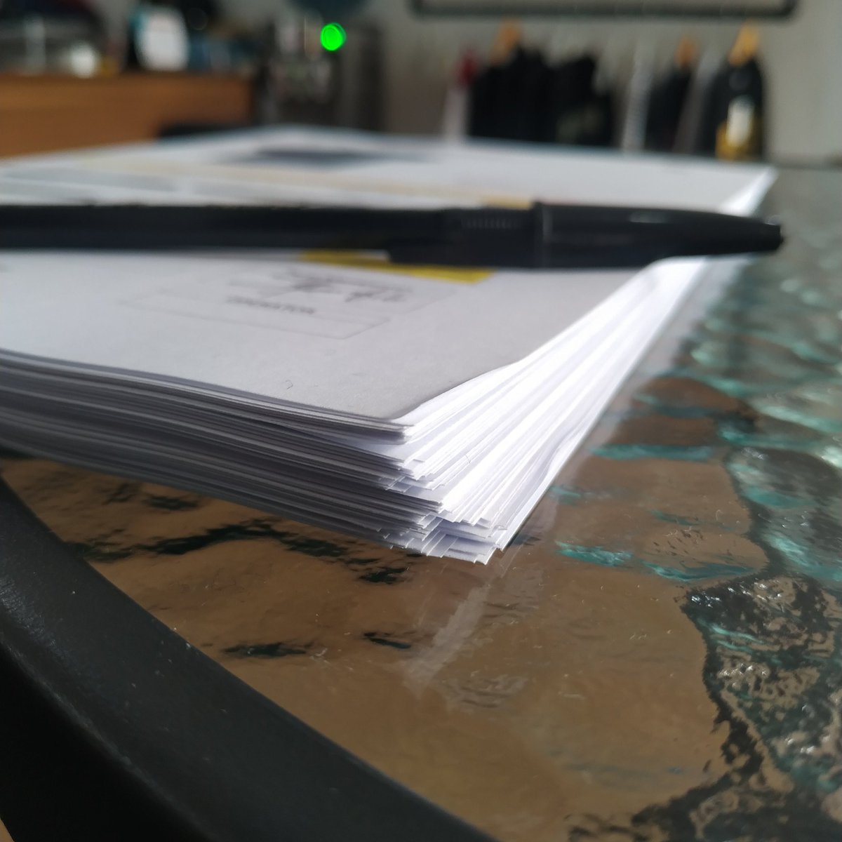 skreenandsound's tweet photo. Ngeparaf project form kalo senumpuk ini, berasa nandatangan buat fans gitu deh. https://t.co/U93jzgfkfj