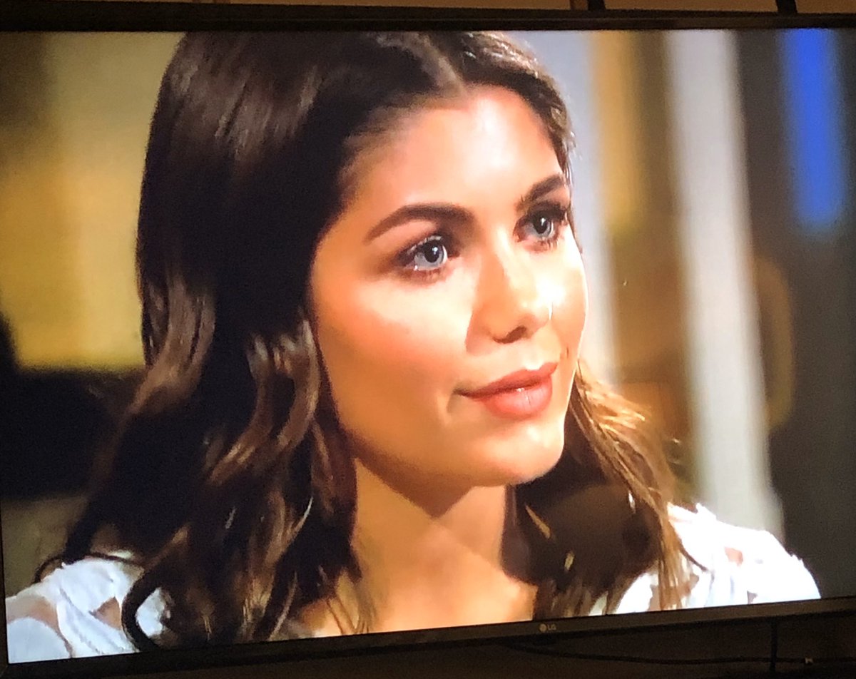 megathon55's tweet photo. Her words say she wants to find love
But her eyes say she wants 
“Fit, fab, fun”

#TheBachelor https://t.co/bcu7NCT0Ce