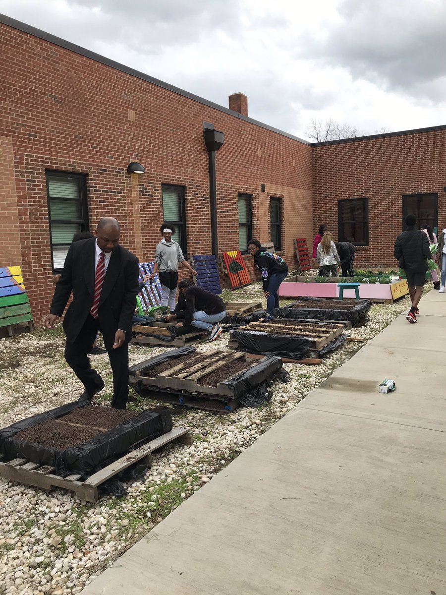 DrMAJM's tweet photo. #DrGarden #SteamTeams #NoProblemMan #JamaicaLife #INSPIREaSTUDENT @k8artteacher1 @isteamprof @RCSS_GA https://t.co/DZecH3XHCp