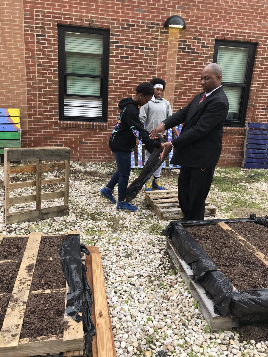 DrMAJM's tweet photo. #DrGarden #SteamTeams #NoProblemMan #JamaicaLife #INSPIREaSTUDENT @k8artteacher1 @isteamprof @RCSS_GA https://t.co/DZecH3XHCp