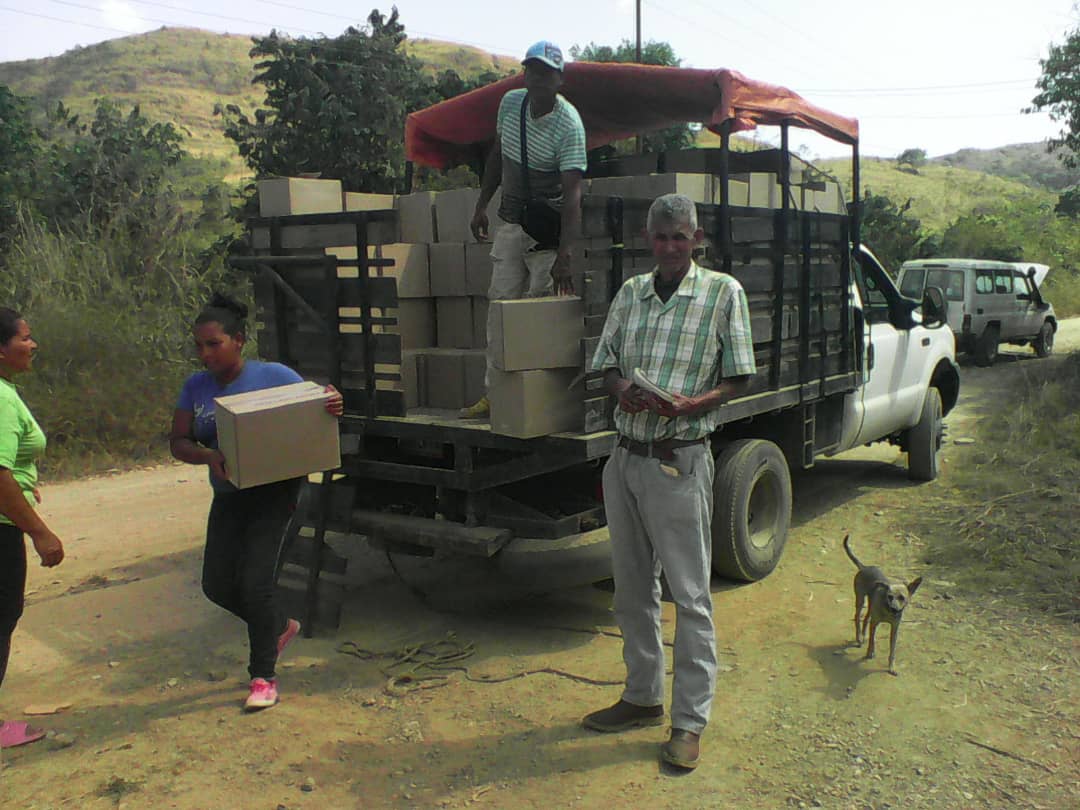 Apdinegroprime1's tweet photo. #05Feb2020  se lleva a cabo la entrega del beneficio CLAP casa x casa con el apoyó de las milicianas y milicianos  en las comunidades el muerto,amapora y el cumbito de la @Apdinegroprime1 realizando la carga alá APP del CEAS-PATRIA https://t.co/PBD0dvh2SF