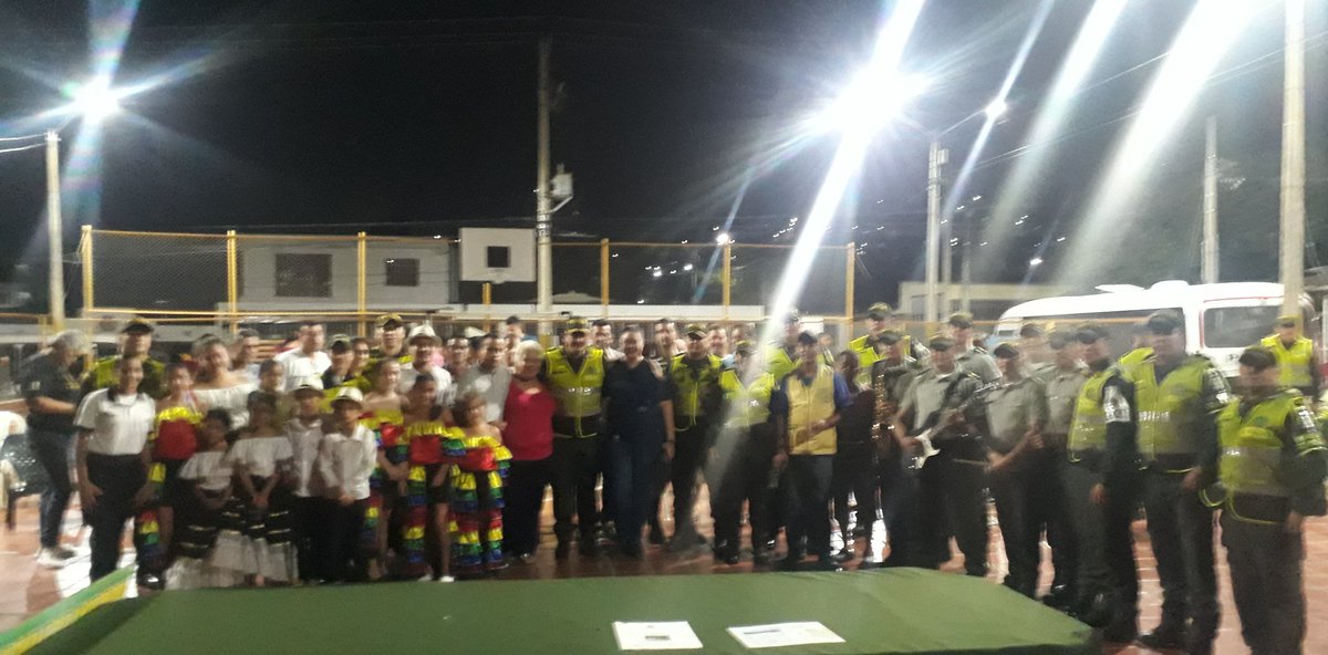 PoliciaCucuta's tweet photo. #AEstaHora desde el barrio #AtalayaTerceraEtapa cancha #LaTableta se lleva a cabo intervención #TAC Interistitucional con nuestras especialidades 🚨👮♂️ @TransitoPolicia #InfanciaAdolecencia llevando nuestra estrategia contra el delito al servicio del ciudadano. https://t.co/4Mq1BvfZHx