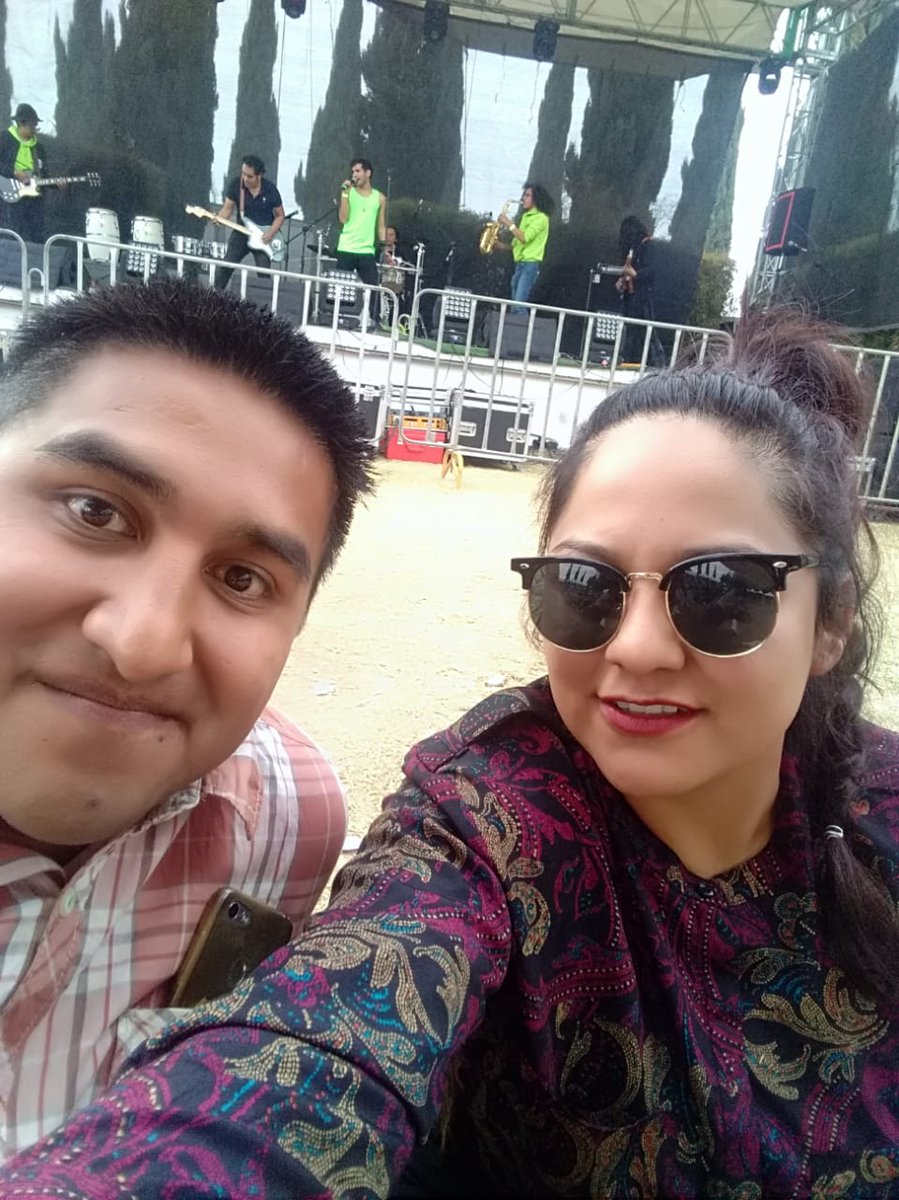 chondertaker's tweet photo. Lovos de @URSSbajoelarbol ayer sonó y no la pude escuchar. Y hoy vuelve a sonar que genial. @FlorenciaUp dónde estás???. Esta sonando otra ves #Lovos de los Urss. Haste presente. @claudifonos #claudicamos @a_Valeria_MC. Así los vimos el domingo. En 1ra fila https://t.co/rNPjgunygk