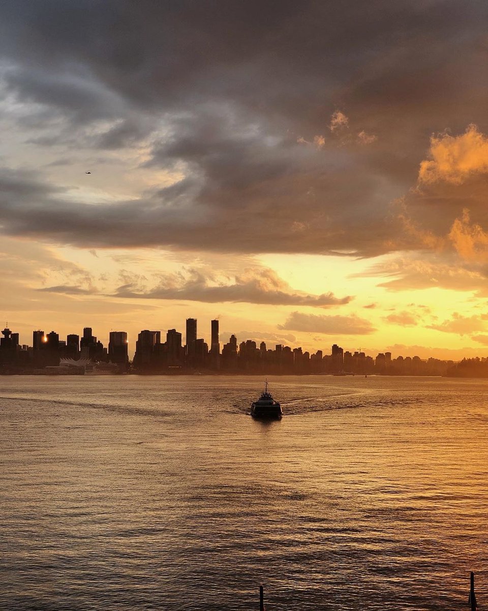 When the commute home looks like a postcard.⁠ 🌅⁠
#ShipyardsDistrict⁠
⁠
📷 <a href="/worldphotolab/">World Photo Lab</a>⁠