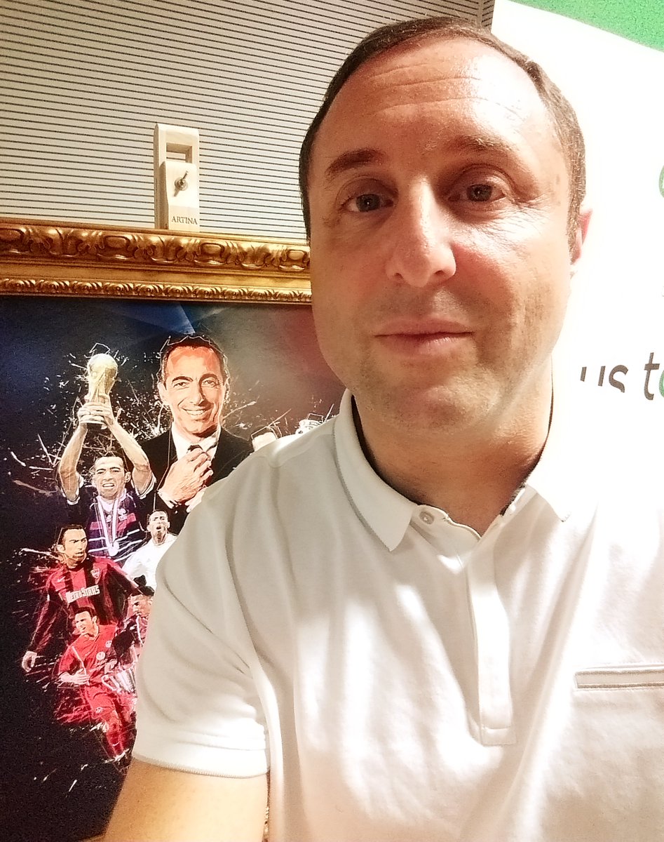 ArnaudRamsay's tweet photo. #ThinkFoot2020 A défaut de t'avoir croisé, cher @youridjorkaeff, à la 4e édition organisée par @NewsTankFoot dont tu as été l'ambassadeur, j'ai pu poser devant ton tableau interactif, cadeau réalisé par @Artdesignpaint2 qui va rejoindre ton bureau de la Fondation FIFA à Zurich. https://t.co/m0stNptc1t