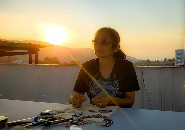 ACLPatterns's tweet image. Beading afternoon in our house&apos;s terrace in Manizales, Colombia. 
#lifeisgood
#ArtYoullLoveToWear #ArteQueEmbellece #thebeadboy #EdwinBatres #sunset #Manizales #Colombia ift.tt/2txQsVL