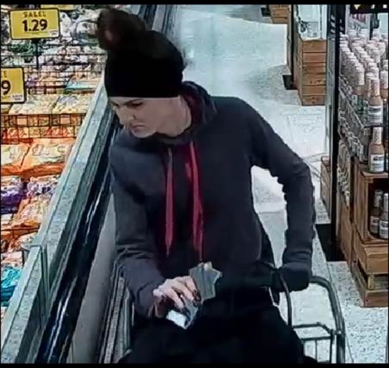 JeffCoMoSheriff's tweet image. Do you recognize this woman? We believe she is the suspect in last night's stabbing case in Imperial involving a taxi driver.
Anyone with information on the woman's identity or whereabouts is asked to call our Detective Bureau at 636-797-5515.
Thank you.