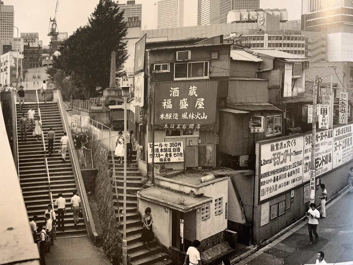 新宿駅東南口広場の今と昔が違いすぎてすごいｗｗｗ
