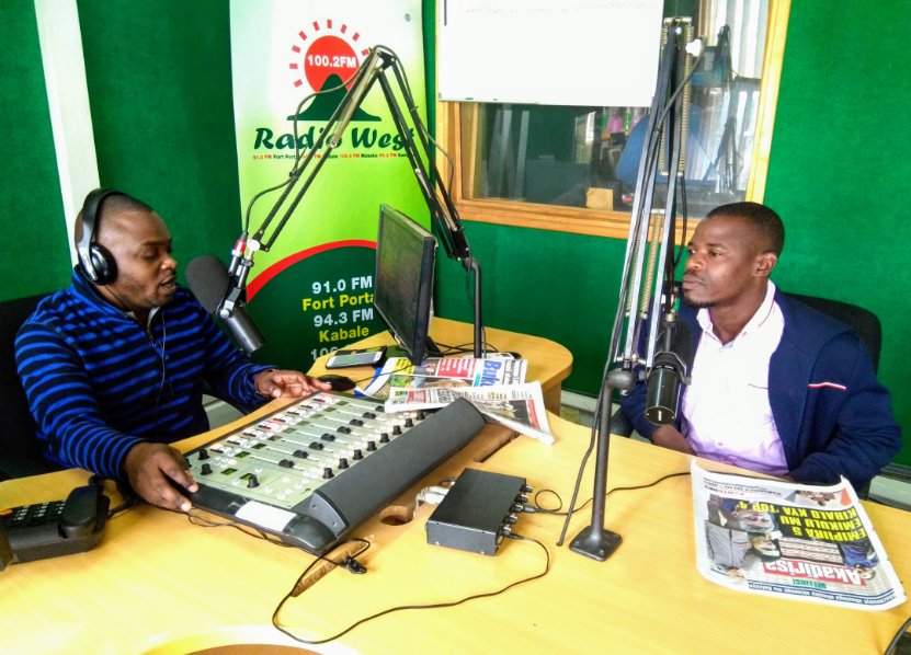 radiowestug's tweet photo. #OmweshongoziWihanga

Isaac Enzamba, ari ahambeho na @kkanyesigye1 nibatongoza ekyeshongoro kye, #Enzamba 

Omwiniire kibuuzo ki

#GambaMpurire https://t.co/XDDTL3qwhJ