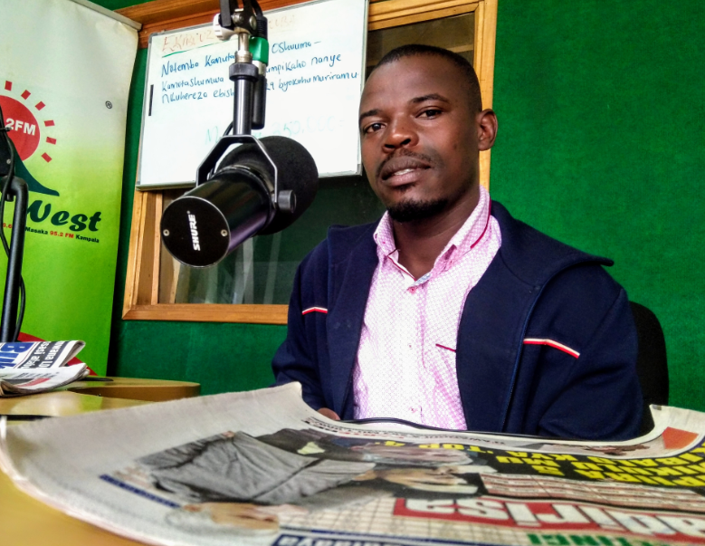 radiowestug's tweet photo. #OmweshongoziWihanga

Isaac Enzamba, ari ahambeho na @kkanyesigye1 nibatongoza ekyeshongoro kye, #Enzamba 

Omwiniire kibuuzo ki

#GambaMpurire https://t.co/XDDTL3qwhJ