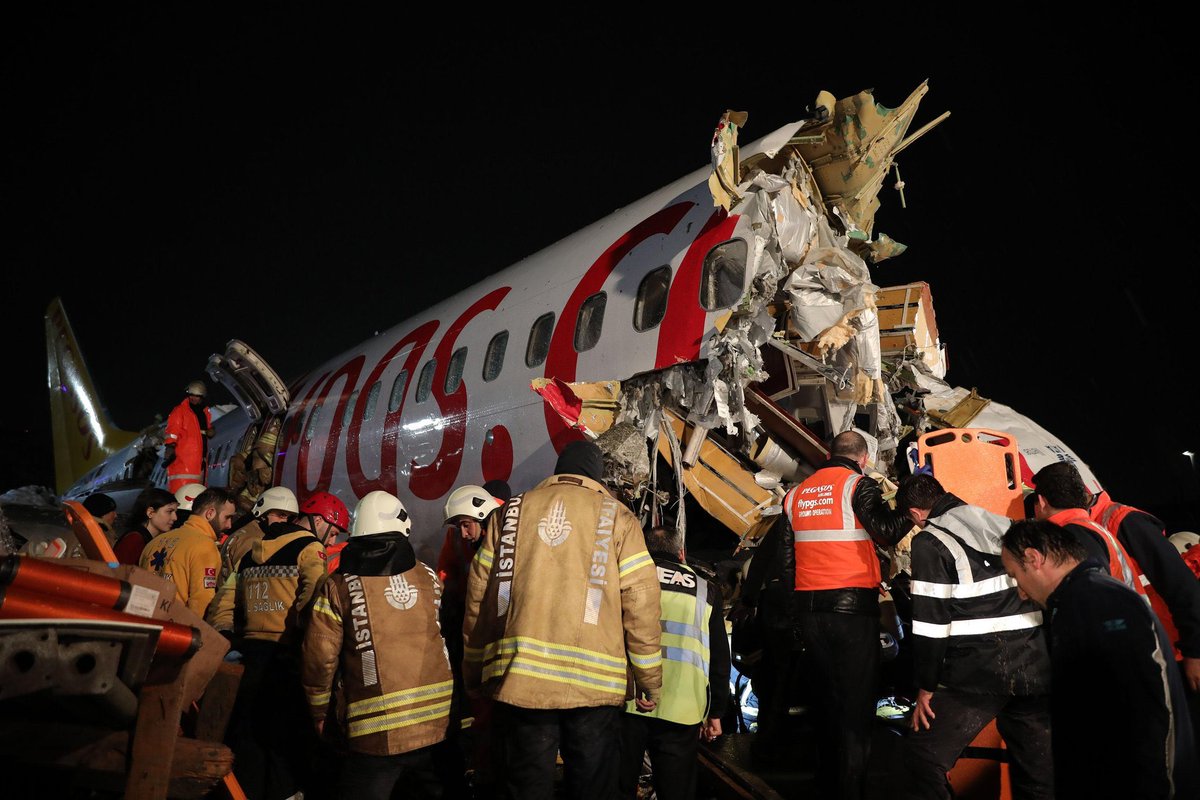 AeroGazette's tweet photo. ⚫️ Bilan du crash du #B737-800 de Pegasus Airlines à Istanbul 

3 morts et 179 blessés (dont 3 dans un état grave) parmi les 183 personnes à bord du vol #PC2193 

RIP https://t.co/dhpJvsb8ST