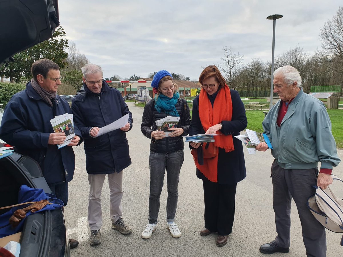VerTouS44120's tweet photo. [Opération tractage flyer]
🌲 Il est sur du papier recyclé ♻️ en qualité #ImprimVert et ne se jette pas sur la voie publique 
📪 Il est dans toutes les boîtes aux lettres de #Vertou
👫 Il est distribué par l’équipe #VerTouS2020 
💻 téléchargeable https://t.co/HQVSq1rjhd https://t.co/9j6AJmIe97