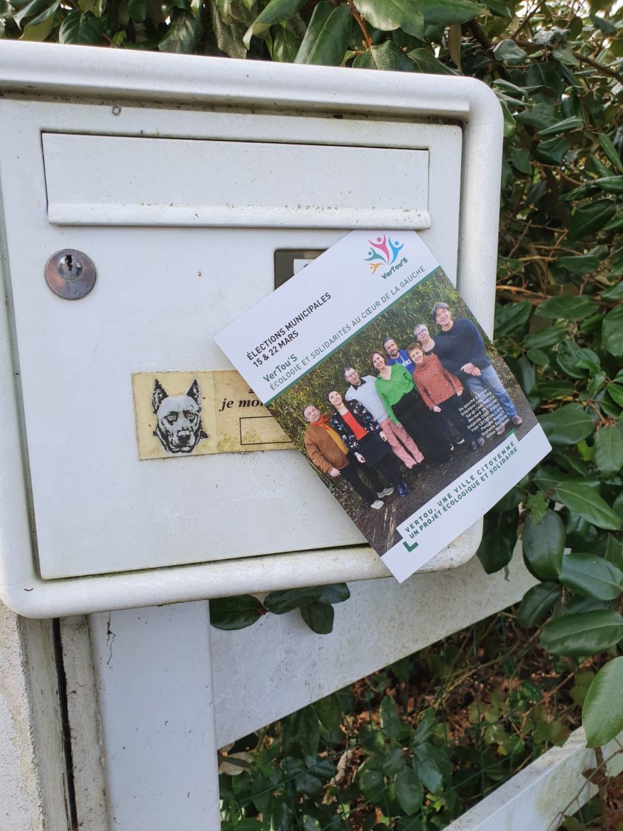 VerTouS44120's tweet photo. [Opération tractage flyer]
🌲 Il est sur du papier recyclé ♻️ en qualité #ImprimVert et ne se jette pas sur la voie publique 
📪 Il est dans toutes les boîtes aux lettres de #Vertou
👫 Il est distribué par l’équipe #VerTouS2020 
💻 téléchargeable https://t.co/HQVSq1rjhd https://t.co/9j6AJmIe97