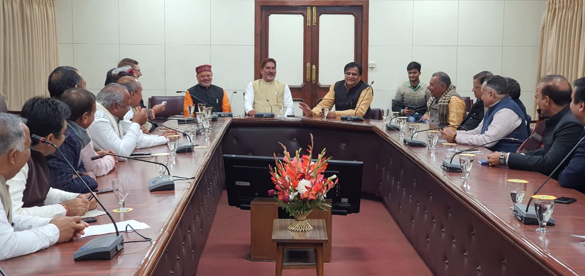 subhashbrala's tweet photo. दिल्ली विधानसभा की सीटों पर भाजपा प्रत्याशियों के चुनाव प्रबंधन में लगे हरियाणा के नेताओं के साथ मुख्यमंत्री @mlkhattar ��ी ने हरियाणा भवन दिल्ली में एक बैठक की।इस बैठक में मुख्यमंत्री जी ने नेताओं से अलग अलग विधानसभा क्षेत्रों का फीडबैक लिया।#दिल्ली_में_कमल_खिल_रहा_है https://t.co/tsk7c4fvkt