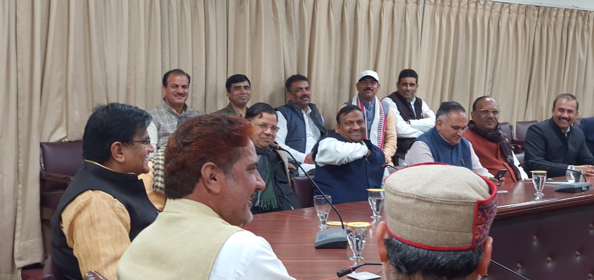 subhashbrala's tweet photo. दिल्ली विधानसभा की सीटों पर भाजपा प्रत्याशियों के चुनाव प्रबंधन में लगे हरियाणा के नेताओं के साथ मुख्यमंत्री @mlkhattar ��ी ने हरियाणा भवन दिल्ली में एक बैठक की।इस बैठक में मुख्यमंत्री जी ने नेताओं से अलग अलग विधानसभा क्षेत्रों का फीडबैक लिया।#दिल्ली_में_कमल_खिल_रहा_है https://t.co/tsk7c4fvkt