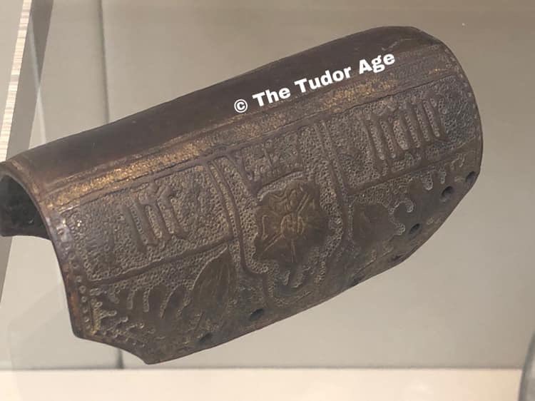 TudorAge1973's tweet photo. #ThrowbackThursday
Archer’s wrist guard with the Tudor Rose.
Cuir bouilli (boiled leather), gilt
English, early 16th Century
Used to protect the archer’s wrist from being chaffed by the bowstring.

#Wristguard #Archer #TudorRose #English #16thCentury #Tudors #History https://t.co/UmluXGBYbO
