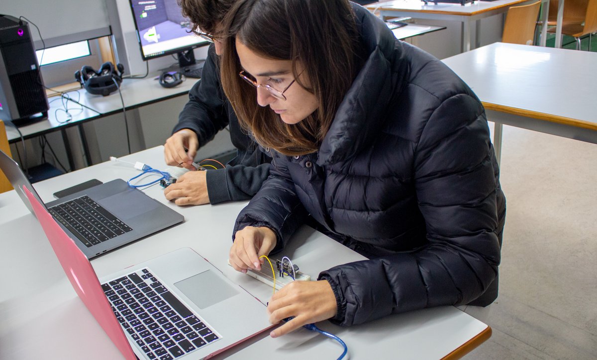 SensorVarFont's tweet image. In the framework of an Erasmus Mobility Agreement with the Escola Superior de Media Artes e Design (ESMAD) of the Politécnico do Porto, I carried out with my colleague Lourdes Marco a workshop with students of the School of Design. sensorvariablefont.com/variable-font/…