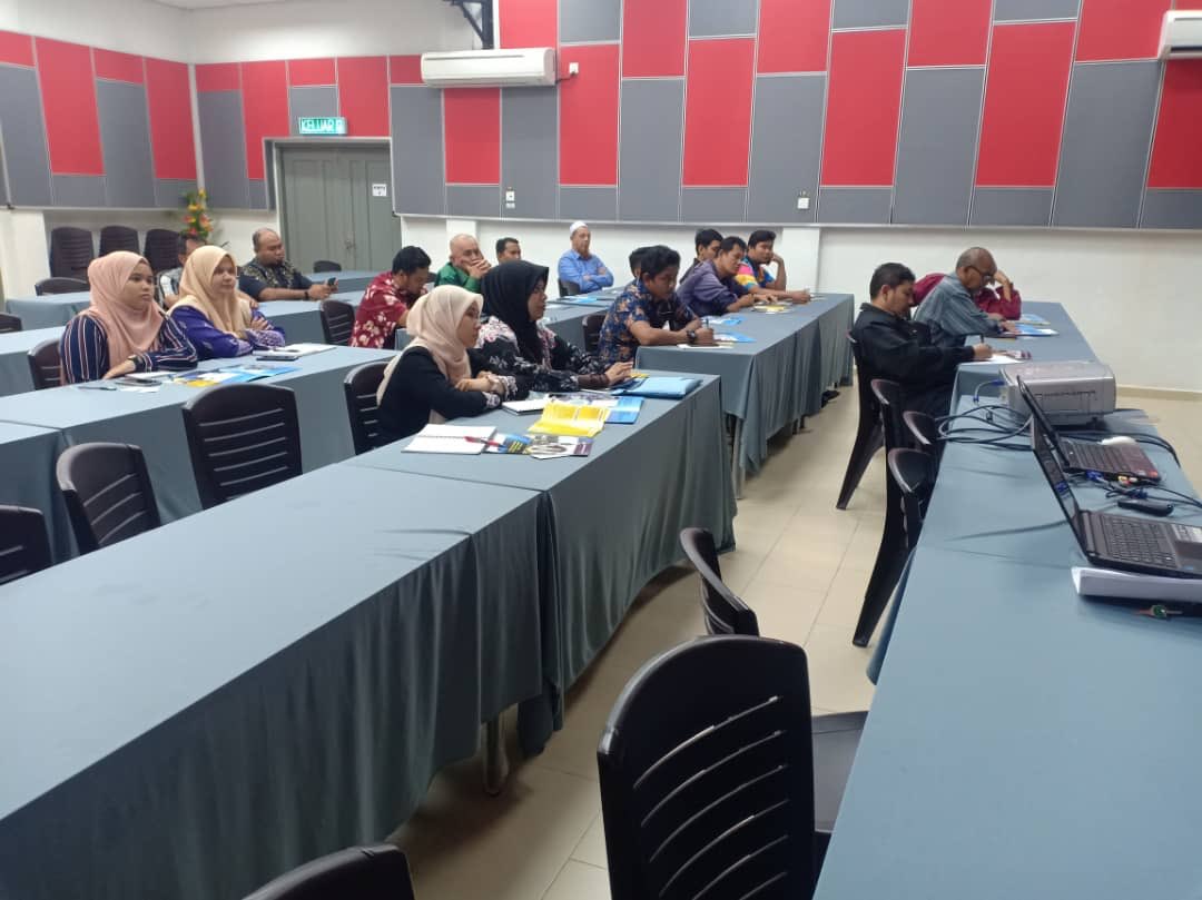 Sesi taklimat bahan (longkang bertanggam) oleh Gerak Tekun Sdn. Bhd. Ianya merupakan produk inovasi JKR Kemaman. Penggunaan longkang ini selaras dengan Surat KPKR Bil.7/2018 <a href="/JKRTerengganu/">JKR Terengganu</a> <a href="/yusufghani200/">تذكرة</a> <a href="/jasmi99203168/">jasmi</a> <a href="/AMALL27399/">Ir. AMALLUDIN BIN ZOLKIFLI</a>