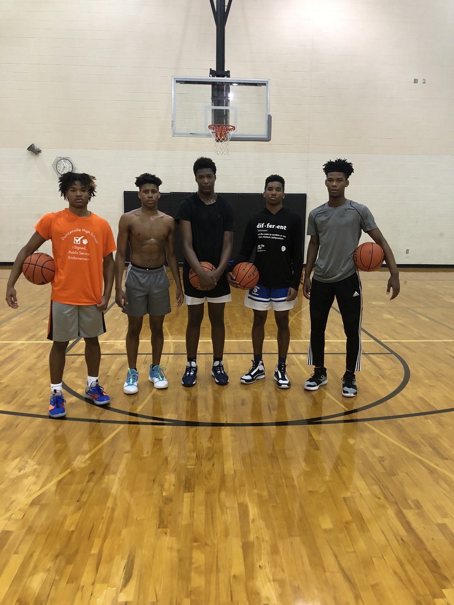 coachperk2016's tweet photo. Great Session With My Day 1s. Y’all Can Have The Hypers, Give Me The Sleepers. I will take a blue collar any day. One thing i know, He don’t mind putting in Overtime. Y’all can wait on the Elevator, We Gone Take The Stairs. See You At The Top. #TrackYourSteps #PerkTraining https://t.co/bKc2U2Cjbk