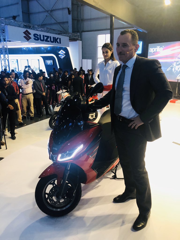 Autox The Aprilia Sxr Will Be Available In Both 160cc 125cc Motor Options The Sxr 160 Will Come In 4 Colours Red Blue Black White Autoexpo Autoexpo
