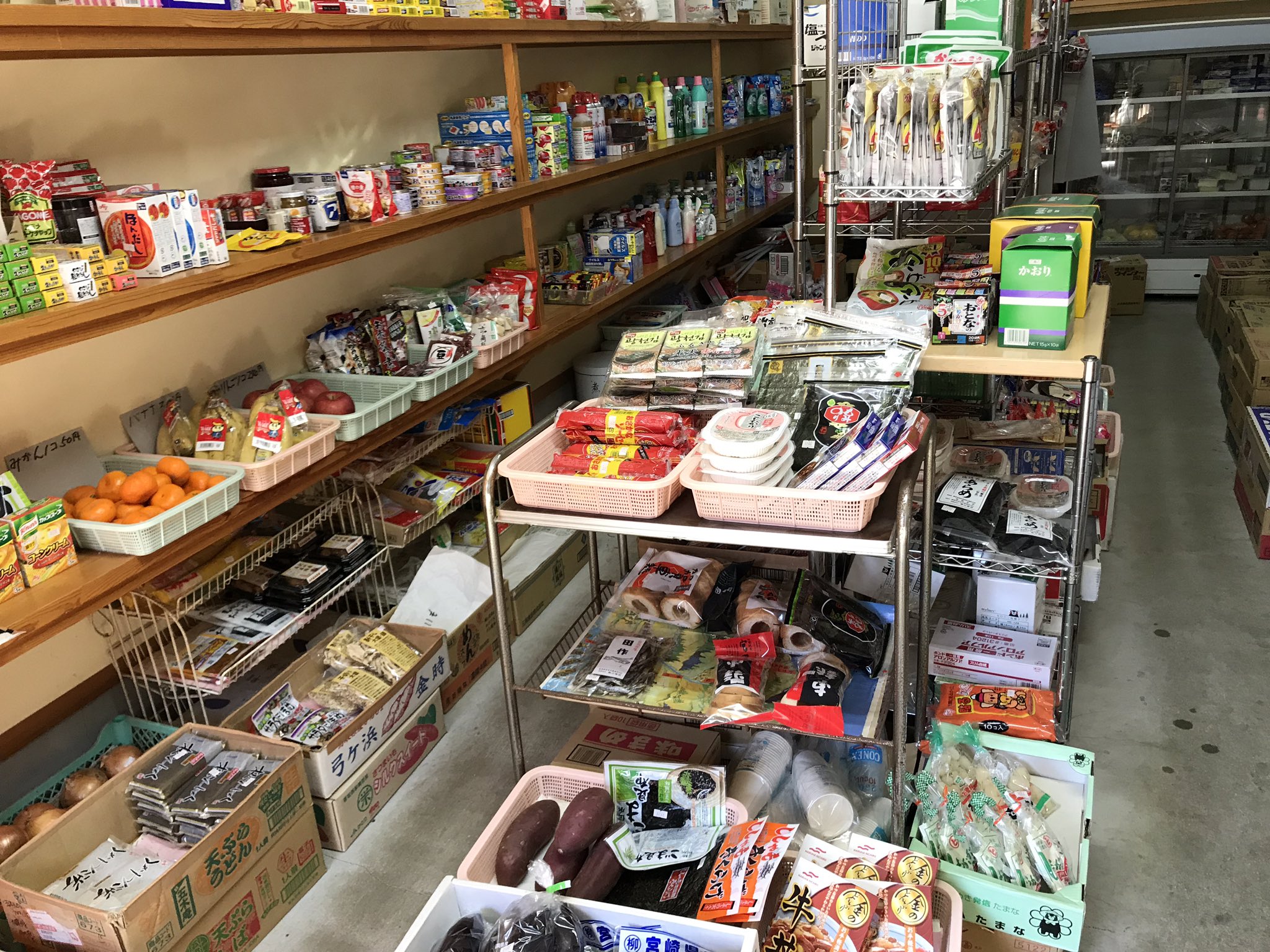 知夫里島観光協会 赤ハゲ山 赤壁に一番近い店 仁夫 にぶ 地区の横畑商店さん 7 00から22 00までの営業ですが 日の出の早くなる3月からは5 00開店だそうです 知夫で一番営業時間の長いお店 知夫里島 知夫村 仁夫 島のコンビニ 隠岐ジオパーク