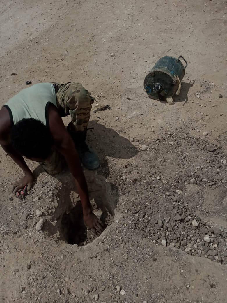 For those who continuously discredit our Somali soldiers👇 is a Somali soldier using his bare hands with minimal gear to remove an enormous IED- he’s putting his life at risk to protect others! Tell me another army that has such brave soldiers! Warrior       🇸🇴