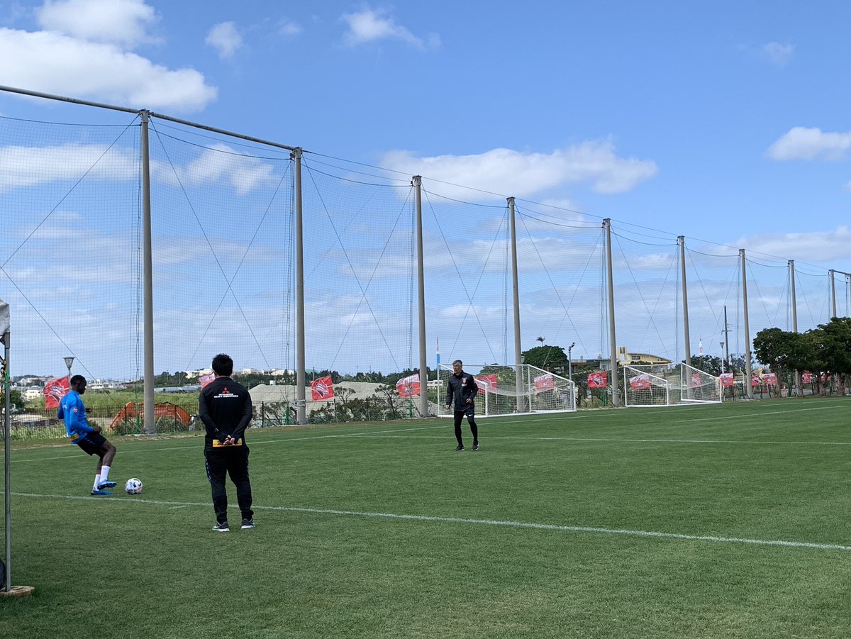 レッズプレス リアルタイム沖縄キャンプ トーマスデン 選手 合流で自主トレ中 有賀記者 T Co Em3gcjleu2 浦和レッズ Urawareds