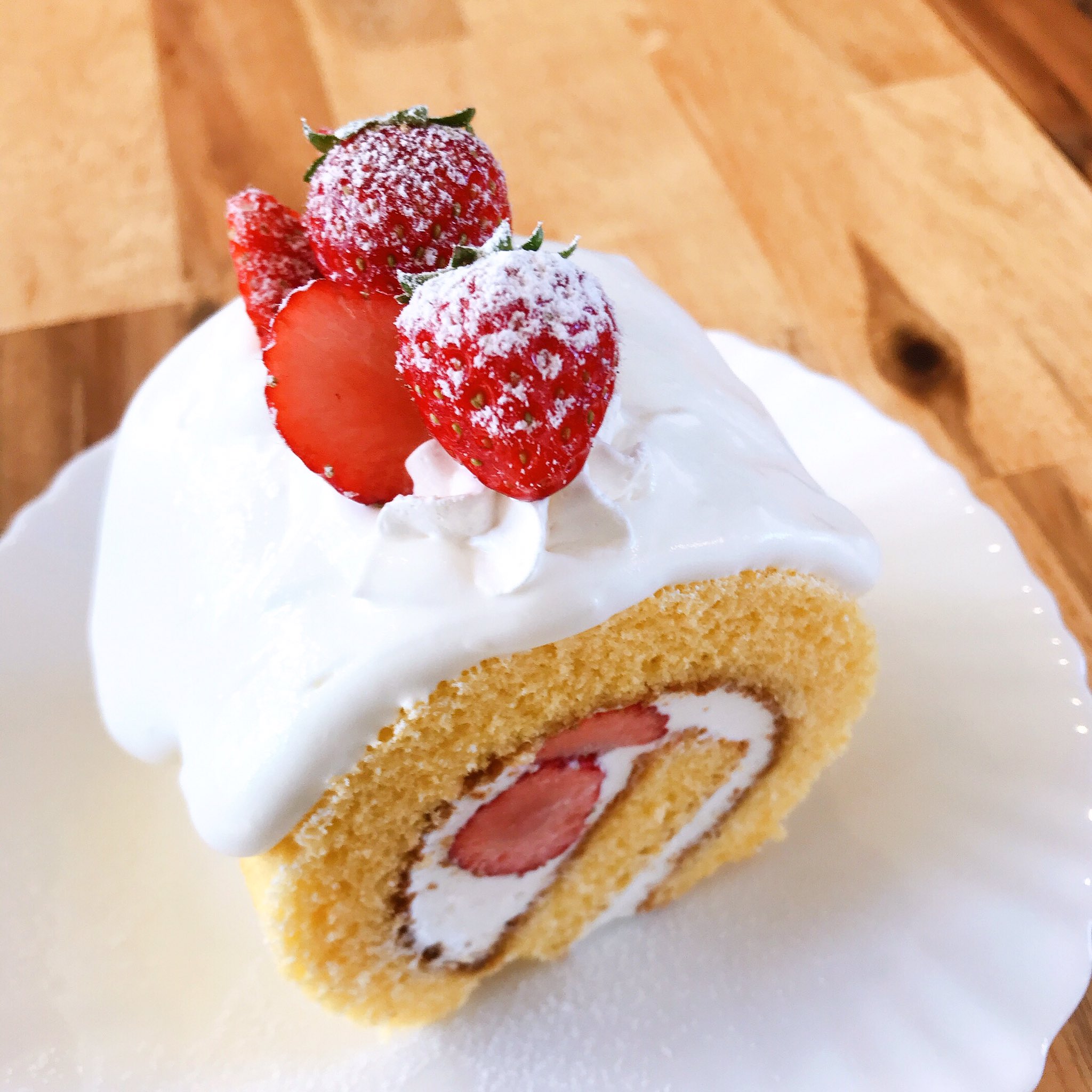 Cafe M 苺のロールケーキ バレンタインにはチョコ以外のスイーツも人気です ちなみに今日と明日のランチは鳥の唐揚げ お待ちしてます Cafem つくば タピオカ ランチ 松代 テイクアウト 苺スイーツ Cafem カフェm デート つくば駅 茨城