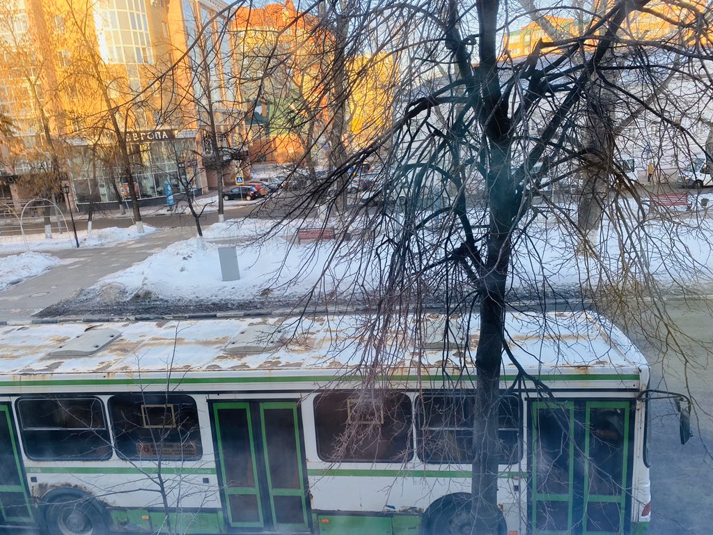 Vika_Chern's tweet photo. Как выглядит общественный транспорт в Ульяновске. Снаружи вроде кажется норм, но крыша вся ржавая. https://t.co/WALm62lbsE