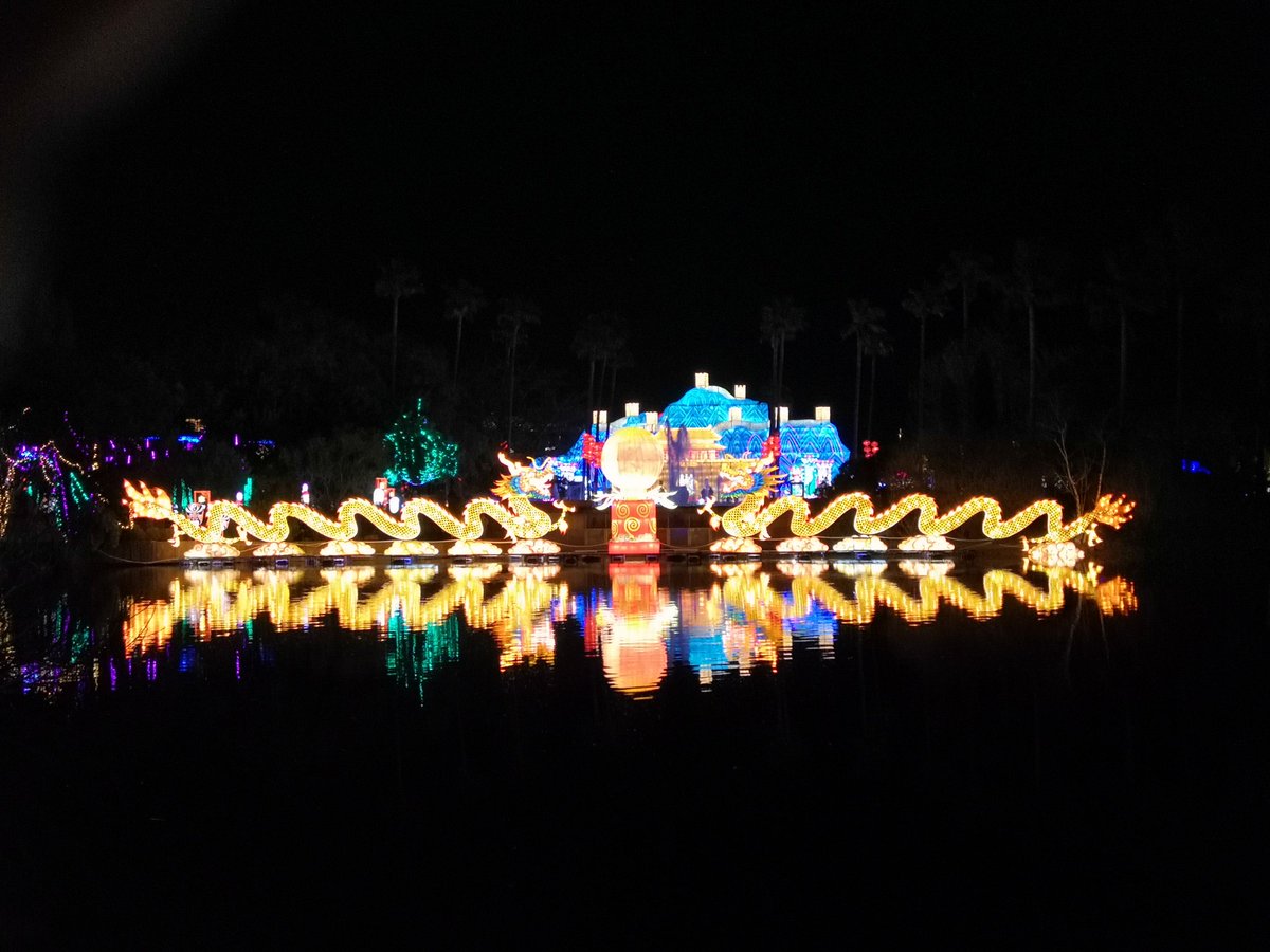 seilin3's tweet photo. Donc hier j'ai passé un super moment à Nice Baie des Lumières!
L'ambiance avec ces sculptures éclairées de partout, ces arches de lampions...
Rien que l'entrée en met plein la vue !
#niceBDL #baiedeslumieres https://t.co/l5ZCNfBYpw