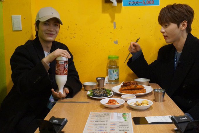 HWANGMINHYUN_TH's tweet photo. [TRANS] 200206 #เดือน2_สุดพิเศษ เจอ #มินฮยอน🦊กับ #JR🐢ที่ตลาดควังจัง! ถึงจะสั่งคัลกุกซูหลายที่ก็ยังไม่พอ จริงๆ รูปขวดมักกอลลีไม่ควรถูกถ่ายมาในภาพนะเนี่ย แล้วพวกเขาไปทำอะไรที่ตลาดกันนะ? มาพบกับคำตอบพร้อมกันวันเสาร์นี้ 12.00 น.(ไทย) แล้วเจอกันใน #NUEST #BuckerList #NUCKET👋#황민현 https://t.co/OcYi0fu9Bb