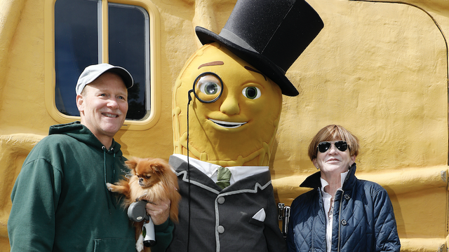 Planters kills off Mr. Peanut for a Super Bowl ad, and people are thrilled mashable.com/article/mr-pea… via <a href="/Mashable/">Mashable</a> #socialmedia