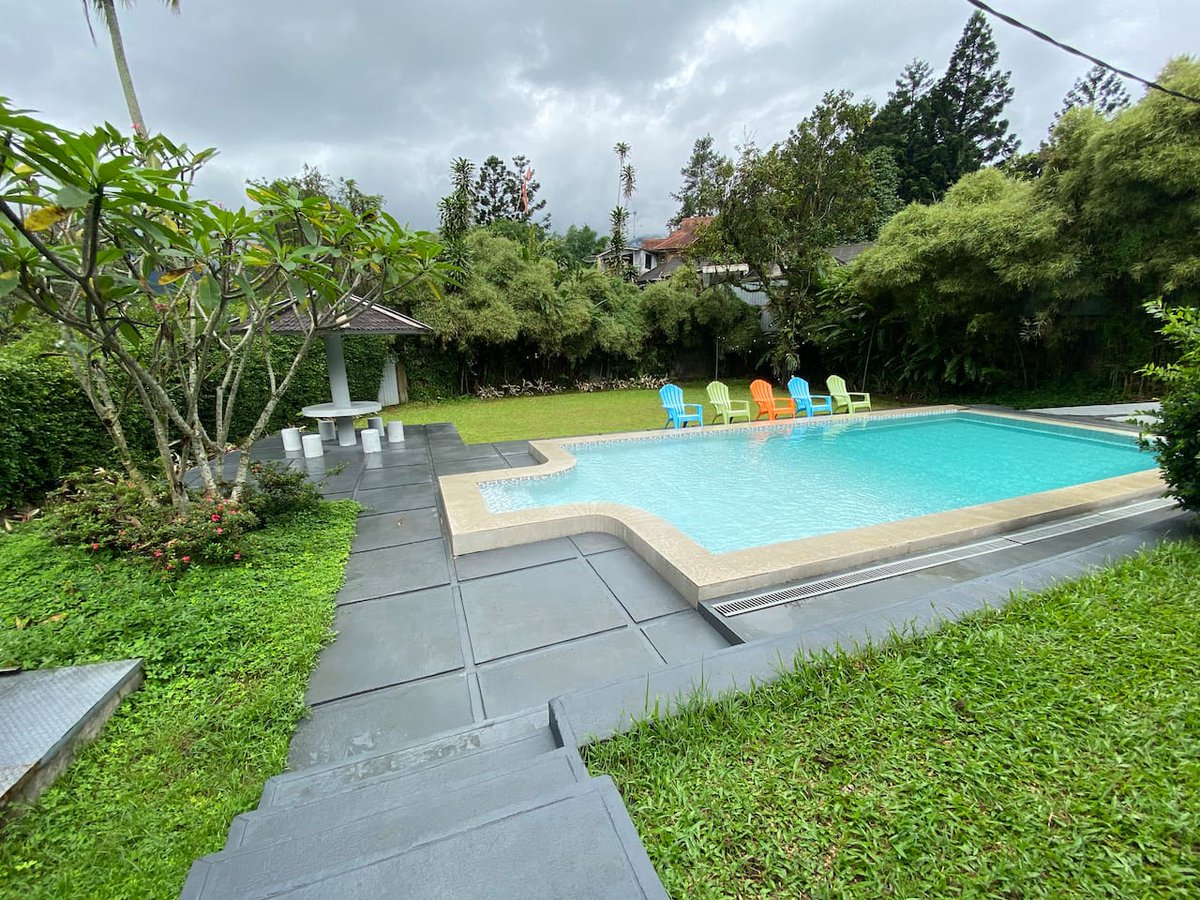 mafdinar's tweet photo. berhubung lagi cari stay vacation, sekalian bikin THREAD.
untuk diri sendiri yang suka lupa dan kali aja ada yang membutuhkan, sekalian share pengalaman kalo kalian sudah coba, banyakan pool kayanya hehe.
semuanya dari air bnb ya. https://t.co/Veu8fGvNKA
