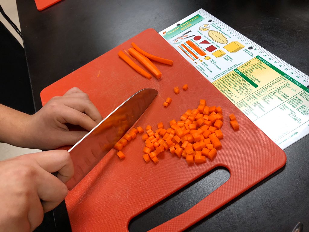 CultivatedClass's tweet photo. 🥕➡️🔪➡️ #batonnet ➡️ #julienne ➡️ #brunoise 🔸 ➡️ #afterschool #chefscholars honing those #knifeskills https://t.co/WsttxPKMxR