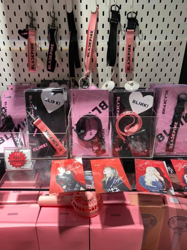 OneSiamOfficial's tweet photo. Loft X BLACKPINK 💛🖤💟
เอาใจชาวบลิ๊งค์หน่อยยย~ ร้าน Loft ได้ขนเอาคอลเลคชั่น BLACKPINK มาไว้ใกล้ๆเรานี่เอง🦋🐻🐿🐱
📍ที่ ร้าน Loft at Siam Discovery, 3 floor
#OneSiam #ExtraordinaryExperiences #AGlobalDestination #Loftthailand #BLACKPINK #BLINK #แบล็คพิ้งค์ #บลิ๊งค์ https://t.co/B8B4pwOBdG