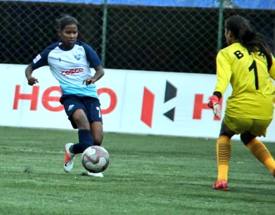 IndianFootball's tweet photo. 15' Has the floodgate opened already ���
Sandhiya pulls the trigger 🔫 again.
BAR 0️⃣-2️⃣ STH
#HeroIWL 🏆 #IndianFootball ⚽ #ShePower 👧🏻 #BARSTH ⚔️ https://t.co/uw9DsHYvNb