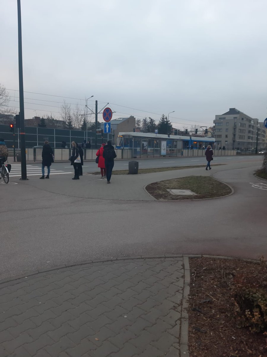 krakow_pl's tweet photo. Dzień dobry🙂Ci, którzy muszą, już się spieszą do pracy. Przyznacie jednak, że trochę tu pusto. No tak! Przecież są #ferie🔕 Ubierzcie się dzisiaj ciepło
#czwartek #DzieńDobry #Szkieletor #UnityCenter #UnityTower #RondoMogilskie https://t.co/wDi7ovzftx