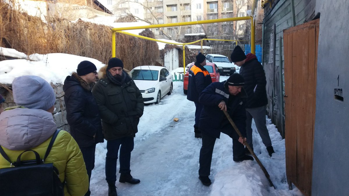 По обращению жителей Комсомольская, 40 депутат <a href="/Duma_Samara/">Дума г.о. Самара</a> А.Рагимов организовал  выездное совещание с участием <a href="/PTSService/">ЗАО ПТС-Сервис</a>, Т-Плюс, <a href="/MPZHILSERVIS/">МП г.о. Самара"Жилсервис"</a>, ЖЭУ-1. Вместе с жителями дома обсудили проблему по отоплению. Решение найдено, спец.организации приступили к работе. <a href="/ragimov063/">Анатолий Рагимов</a>